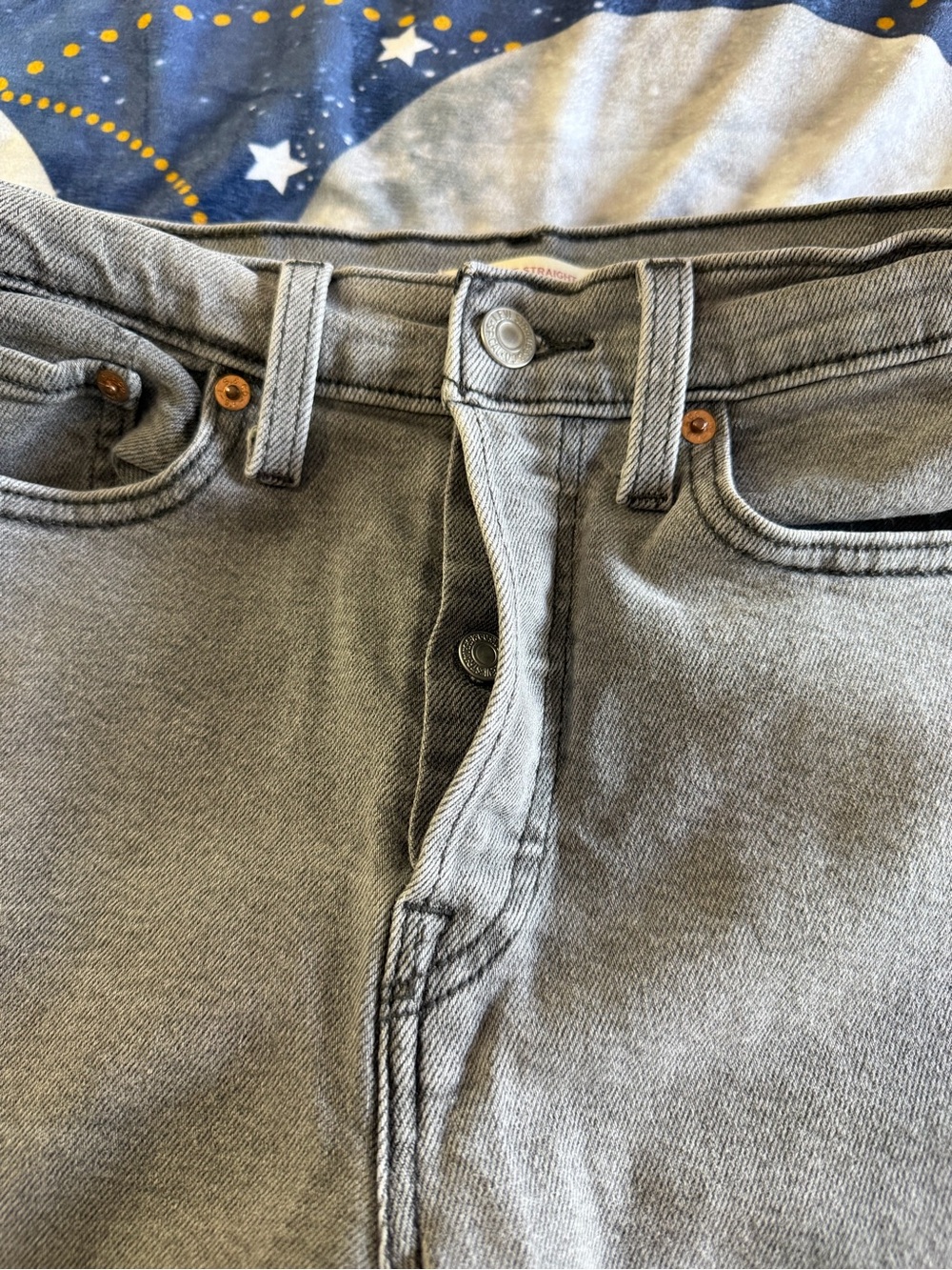 Levi's Wedgie Straight Jeans in Light Gray - Picture 2 of 10